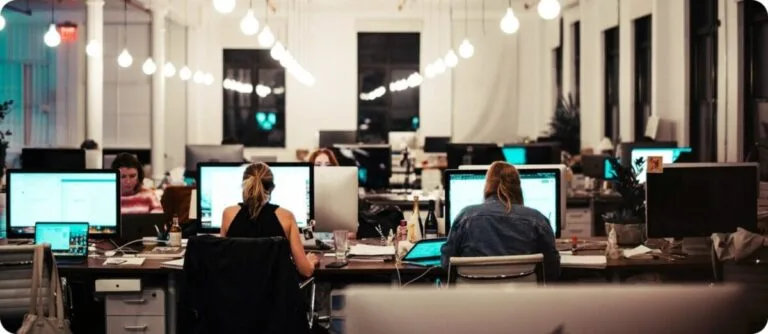 캘리포니아 CPA 자격요건 2026 최신 업데이트: 시험요건, 30개월 룰, AB 1175 변화 총정리 6 four people working looking at computer monitors in an office with full of lights