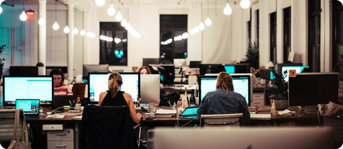 캘리포니아 CPA 자격요건 2026 최신 업데이트: 시험요건, 30개월 룰, AB 1175 변화 총정리 1 four people working looking at computer monitors in an office with full of lights