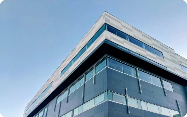 소셜 시큐리티 오피스 예약 방법 (가장 빠르게 소셜 오피스 예약하는 법) 16 Gray concrete office building in blue sky background