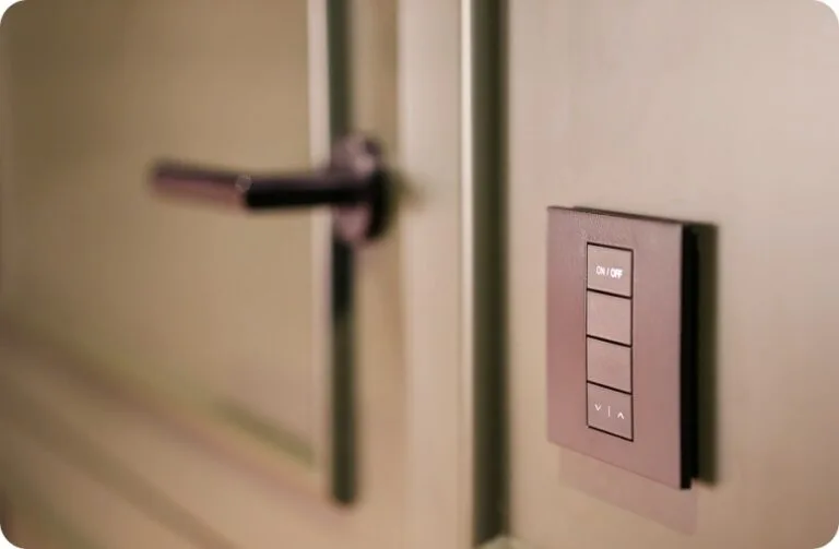 미국 유틸리티 설치 완전 정복: 전기, 가스, 인터넷 신청 및 설치하는 법 14 a light switch on a wall next to a door of a room