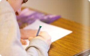 뉴욕 CPA 자격 요건, 시험 요건 가이드: AICPA 뉴욕주 자격요건 7 a person writing on a piece of white paper with a pencil