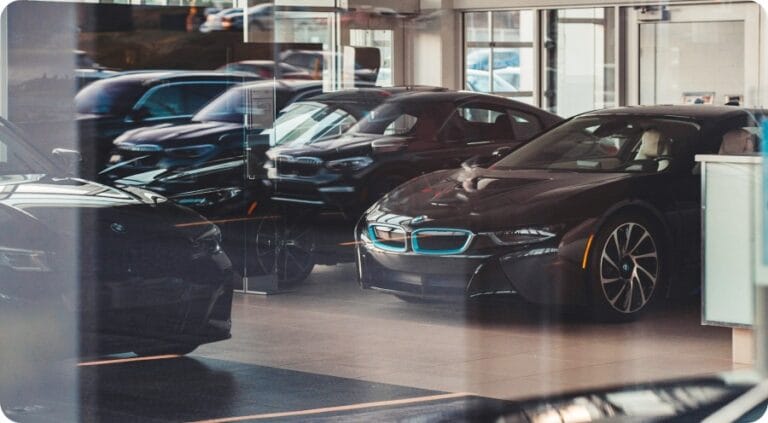 미국에서 자동차 구입하는 법: 이민자를 위한 A to Z 가이드 4 black card being parked in a dealership