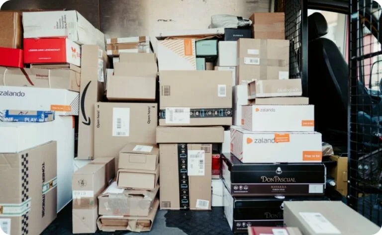 미국 우편물 조회 방법: USPS Tracking으로 배송 조회하기 13 brown cardboard boxes in a delivery truck