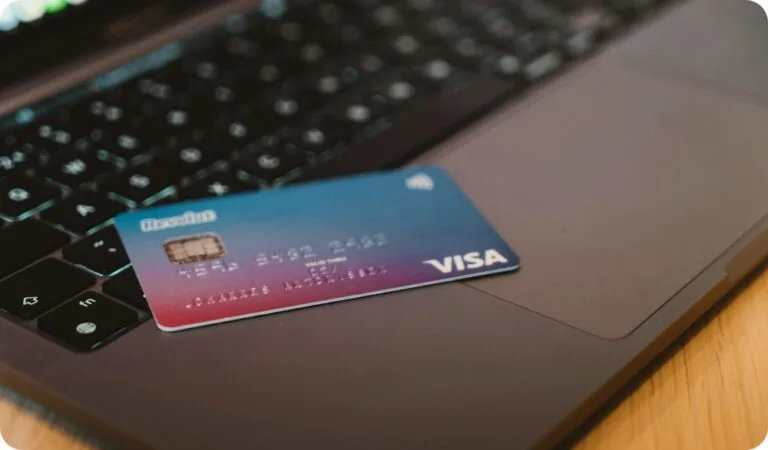 미국 체크카드 발급 방법: 미국에서 데빗카드 만들기 11 a Visa card on a laptop computer