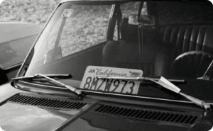 차량에서 보이는 캘리포니아 차량 번호판