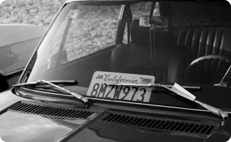 차량에서 보이는 캘리포니아 차량 번호판