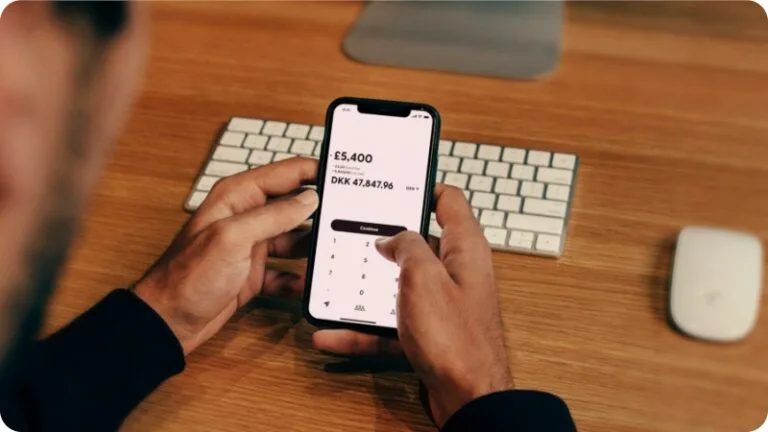 2026 미국에서 한국 송금 한도: 1만 달러 송금 보고, 10만 달러 무증빙 송금, 증여세 폭탄 피하기 9 a person holding a smartphone using a money transfer app
