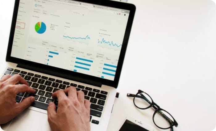 회계와 재무의 차이 제대로 이해하기: 나에게 더 잘 맞는 직무와 관련 자격증은? 1 Accounting and Financial Analysis report on a laptop computer