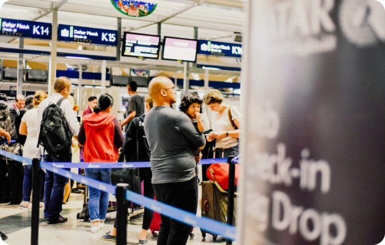 공항 세관 대기 줄이 붐비는 국제선 도착장